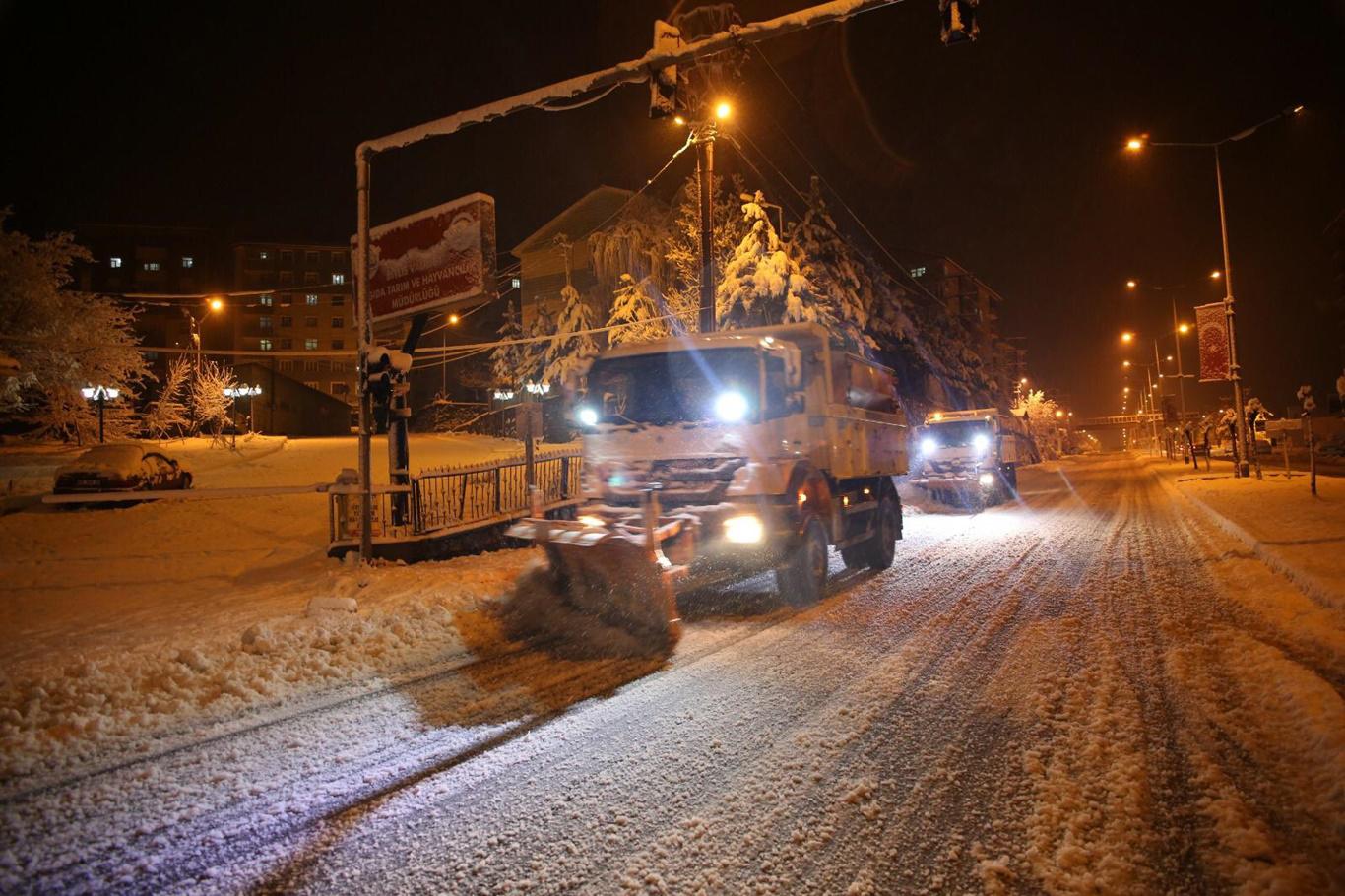 Baharda kış manzarası: Yüzlerce araç mahsur kaldı